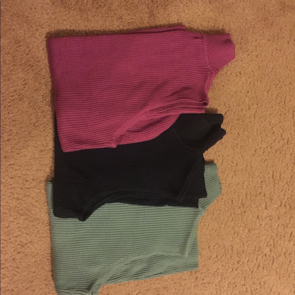 3 sleeveless sweater! $10 each or 20$ for all 3!